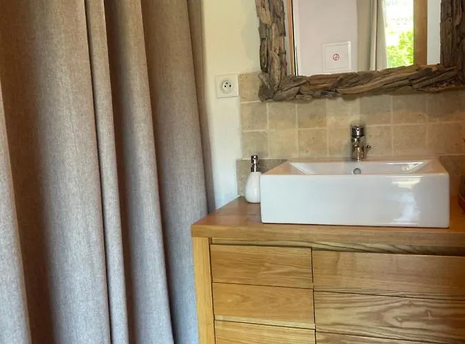 Konukevi L'alivetu, D'hotes